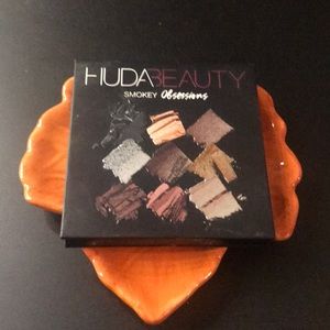 HUDA BEAUTY Smokey obsessions eyeshadow palette